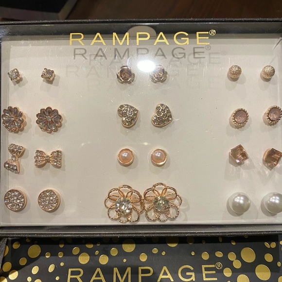 12 pairs of earrings in box - Picture 1 of 2